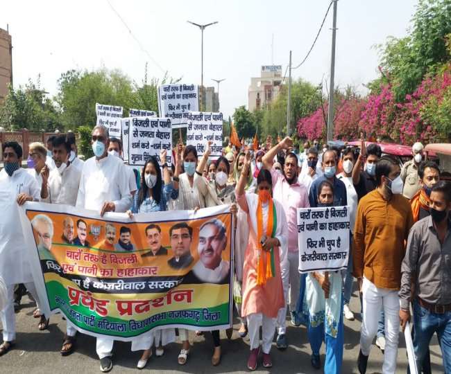 भाजपा कार्यकर्ताओं ने दिल्ली सरकार के खिलाफ किया प्रदर्शन