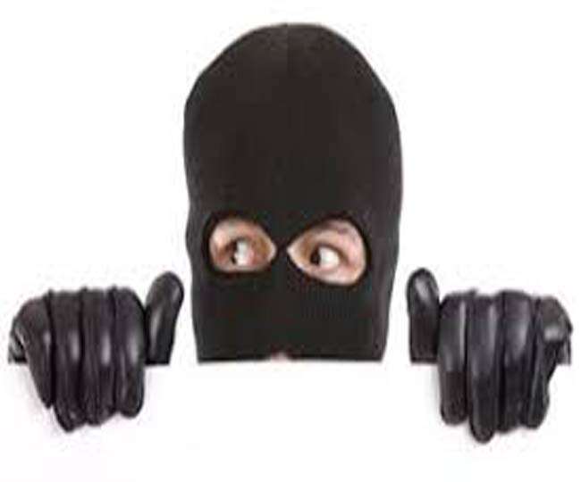 terror of thieves in jamshedpur jharkhand goods are being dumped even by moving truck