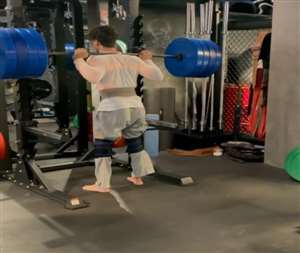 Tiger Shroff did squats lifting 180 kg weight, watch workout viral video.