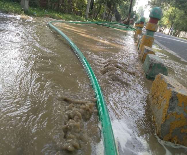 crisis on supply of ganga water due to bursting of main pipeline of circuit house in meerut