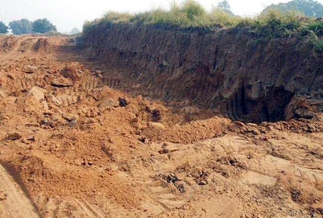 मिट्टी उत्खनन के अवैध खेल में कई गांवों का अस्तित्व दांव पर
