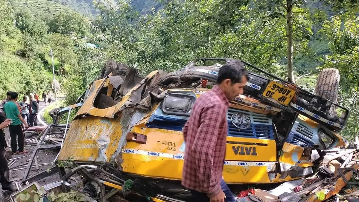 Himachal Pradesh Bus Accident: कुल्‍लू की सैंज घाटी में खाई में बस गिरने से 13 लोगों की माैत, दो घायल