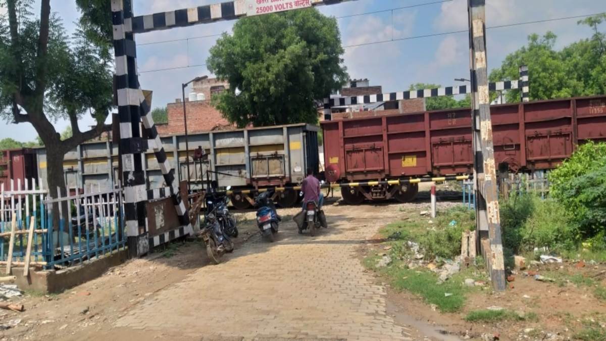 दौड़ती मालगाड़ी के पहिए हुए जाम, प्रतापगढ़ में रोकनी पड़ी दो ट्रेन, 50 मिनट तक ठप रहा ट्रैक