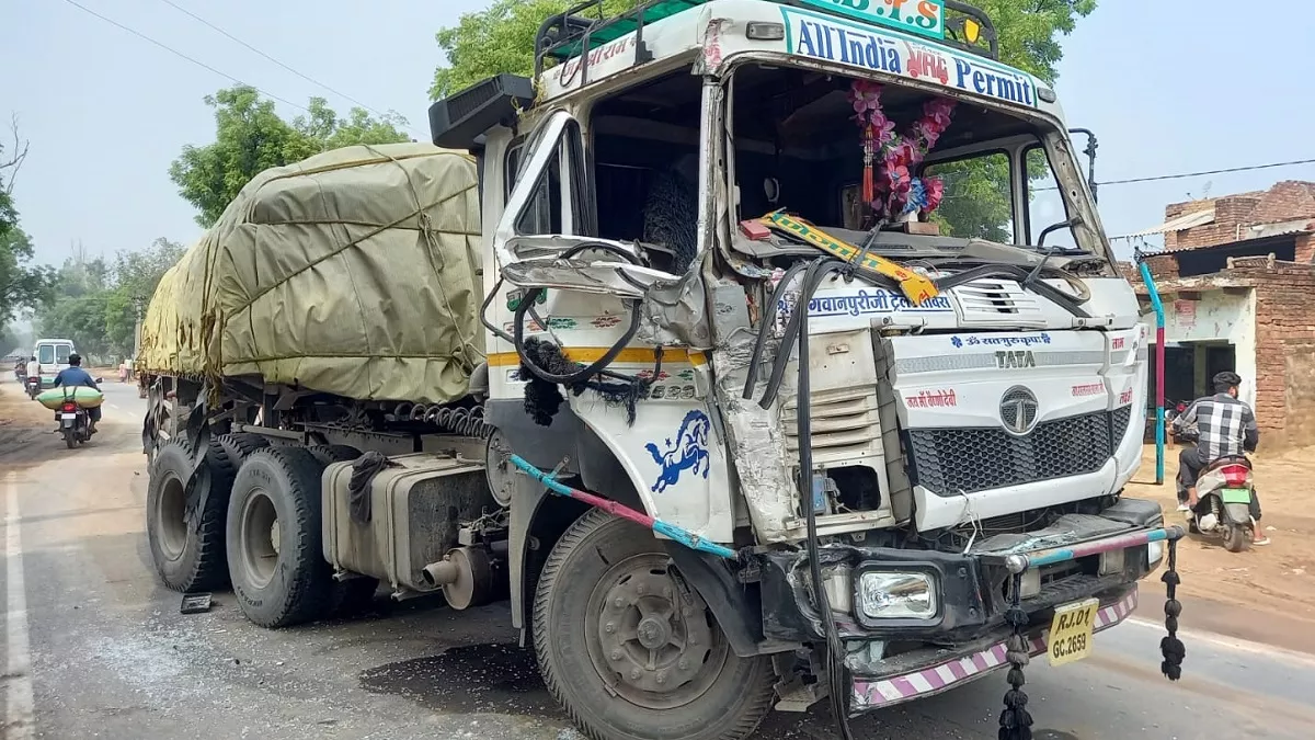 अलीगढ़-मथुरा हाइवे पर ट्रेलर व बस में आमने-सामने भिडंत, बड़ा हादसा टला