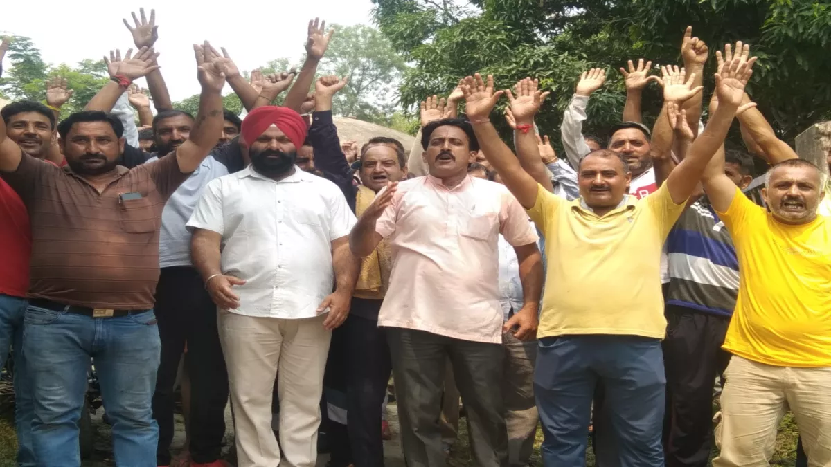 Jal Shakti Employee Protest : जलशक्ति विभाग के कर्मियों ने तेज किया अपना आंदोलन, बीसी रोड पर किया प्रदर्शन