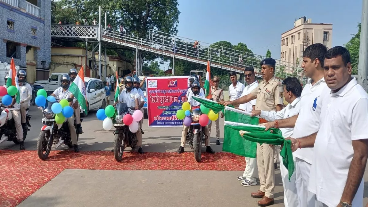 देश के प्रति युवाओं का जोश हाई करेंगे RPF जवान, बाइक से पहुंचेंगे दिल्ली, जमालपुर में दिखाई गई हरी झंडी