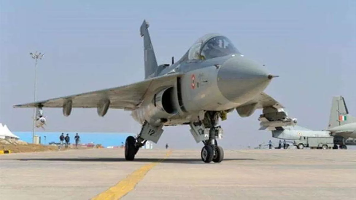 Tejas Fighter Jet : यूं ही नहीं है तेजस युद्धक विमान भारत की शान, इनकी इन  खूबियों का कायल हुआ मलेशिया, चीन-रूस को लगा धक्‍का - Know About The Tejas  Light Combat