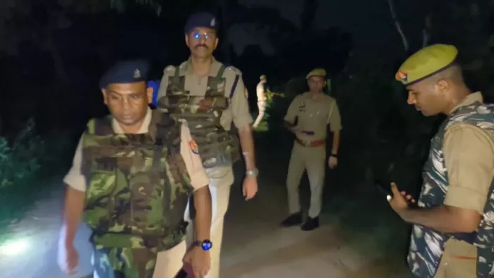 Bijnor News In Hindi: बदमाशाें की मुठभेड़ के बाद मौके पर पहुंचे पुलिस अफसर।