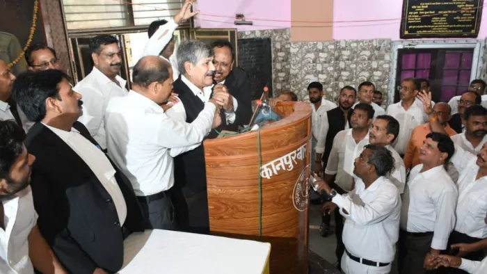 कानपुर बार एसोसिएशन की आम सभा में हंगामा, अधिवक्ताओं ने एक-दूसरे पर फेंकी कुर्सियां; हाथापाई
