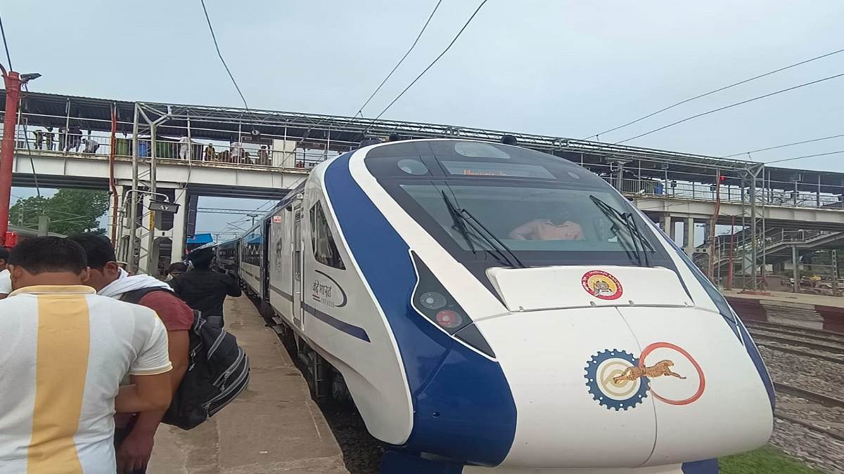 https://www.jagranimages.com/images/newimg/04072023/04_07_2023-vande_bharat_express_gorakhpur_to_lucknow_23460925.jpg