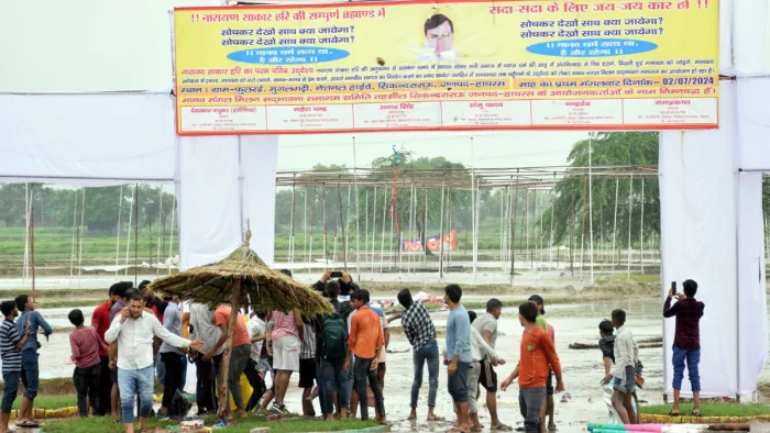 गुस्साएं लोगों ने विश्व हरि के होर्डिंग पर किया पथराव।- महीपाल सिंह