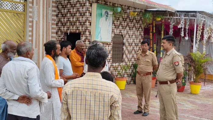 नारायण साकार विश्व हरि के आश्रम पहुंचकर पड़ताल करती पुलिस।