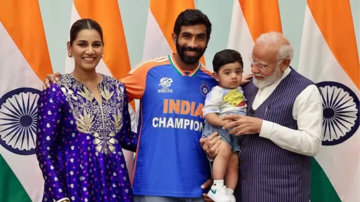 पीएम मोदी के साथ जसप्रीत बुमराह का परिवार। फोटो- सोशल मीडिया