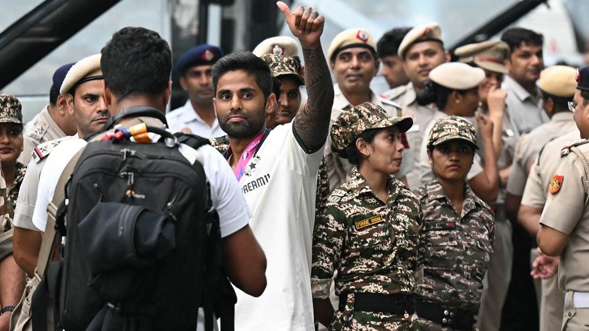 rohit sharma suryakumar yadav and hardik pandya dance after india cricket team reaches hotel itc maurya in new delhi watch video