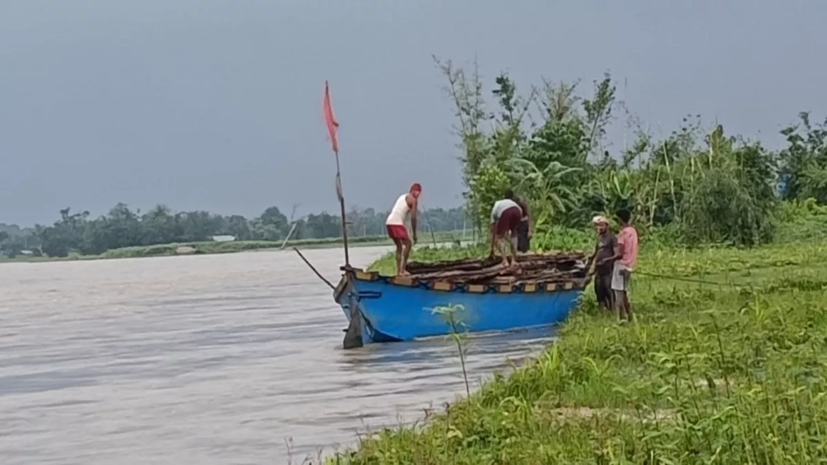 Flood in Bihar: सुपौल के मौजहा में कोसी नदी आक्रामक, घर-द्वार तोड़ लोग कर रहे पलायन; डर के साये में जी रहे लोग