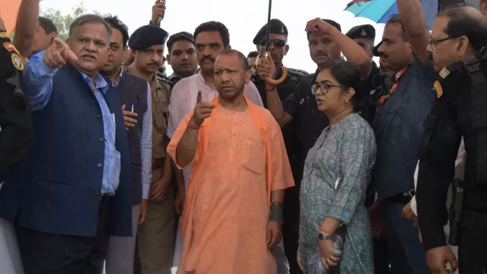 सिकंदराराऊ में जीटी राेड पर घटनास्थल का निरीक्षण करने पहुंचे सीएम योगी आदित्यानाथ। -सीएम कार्यालय