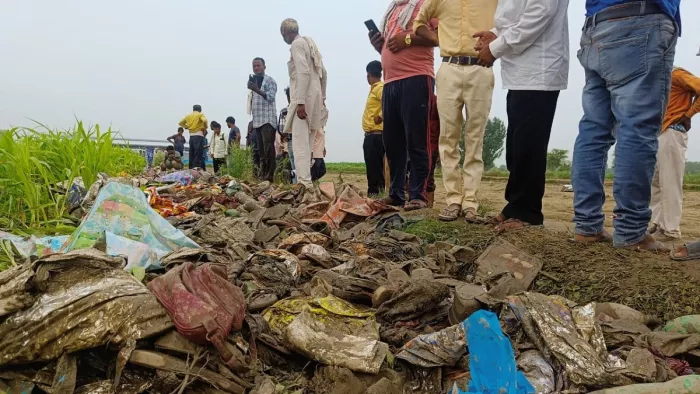 हाथरस हादसे में 121 मृतकों की फाइनल सूची (घटना के अगले दिन की फोटो)