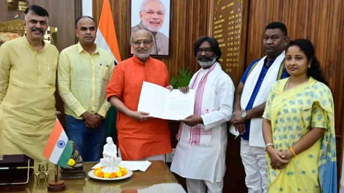हेमंत सोरेन को मिला सरकार बनाने का निमंत्रण।