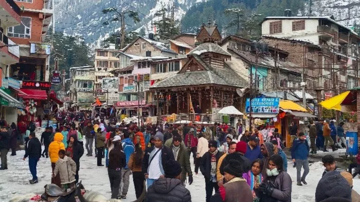 Himachal Pradesh News: हिमाचल प्रदेश में पर्यटकों की भीड़ (जागरण फाइल फोटो)