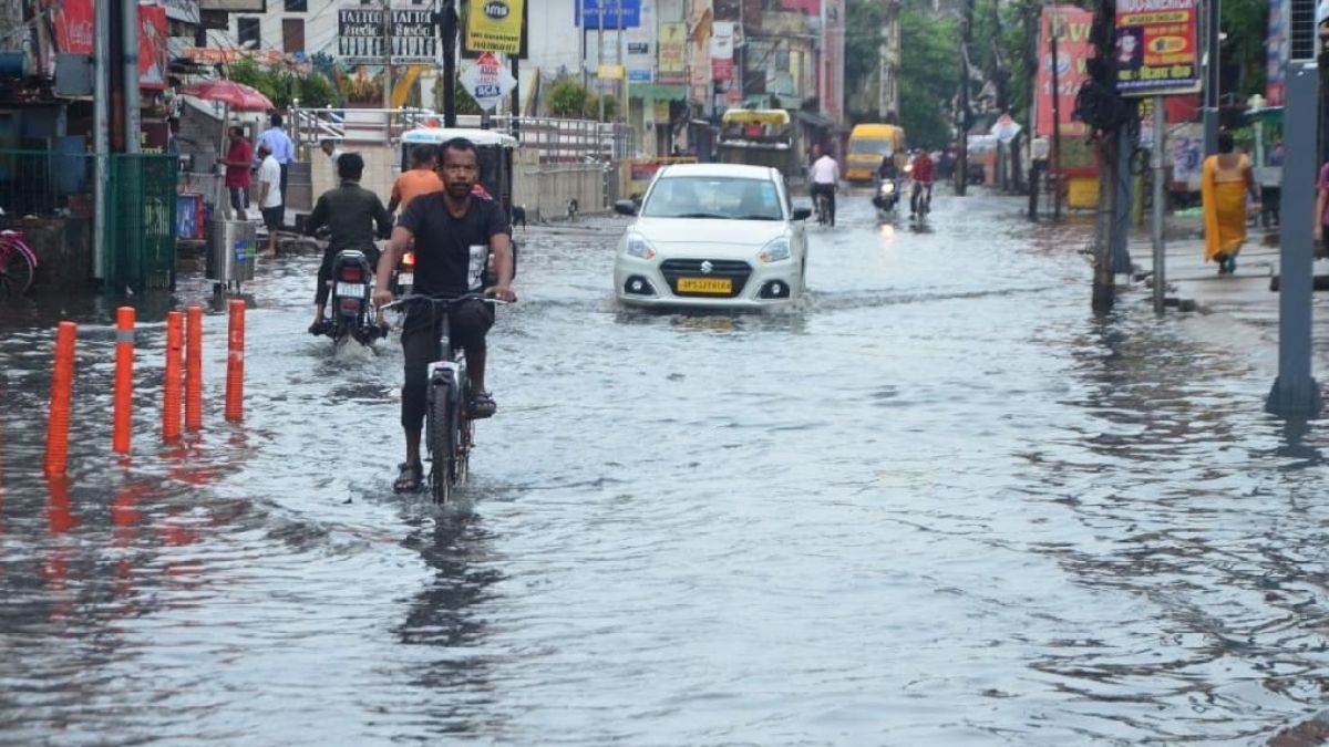 UP Weather Update: यूपी में जमकर बरसेंगे मेघ, लखनऊ-गोरखपुर सहित इन 60 जिलों में IMD ने जारी किया अलर्ट
