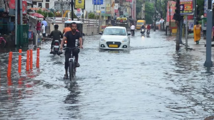 गोरखपुर में बारिश के बाद सड़कों पर लगा पानी। जागरण