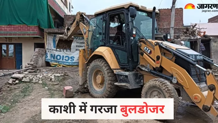 रोहनिया बाजार में अतिक्रमण अभियान के तहत बुलडोजर से अवैध निर्माण तोड़ते हुए। जागरण