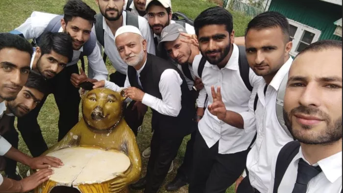 सैदीवारा पंचायत के पूर्व सरपंच एडवोकेट फारूक अहमद गनई कचरा हटाओ अभियान के दौरान स्कूली छात्रों के साथ