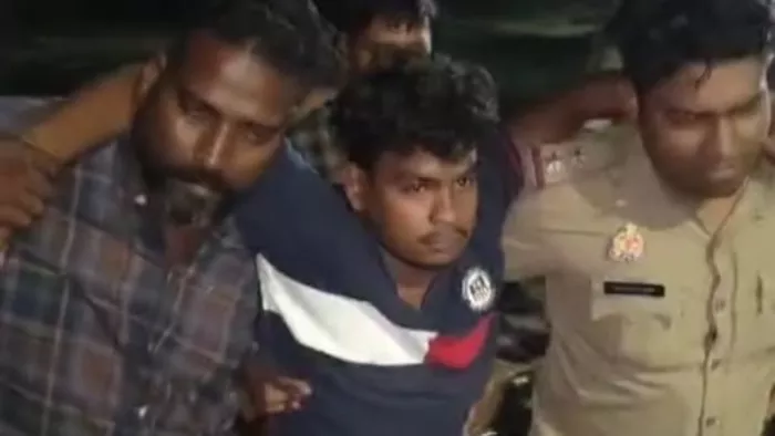 मुठभेड़ में घायल आरोपी को ले जाती पुलिस।