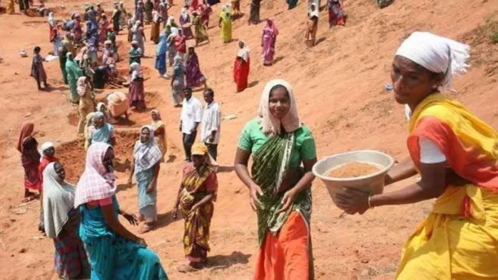बीते तीन वर्ष में एक प्रतिशत को भी नहीं मिला मनरेगा से सौ दिन काम (फाइल फोटो)