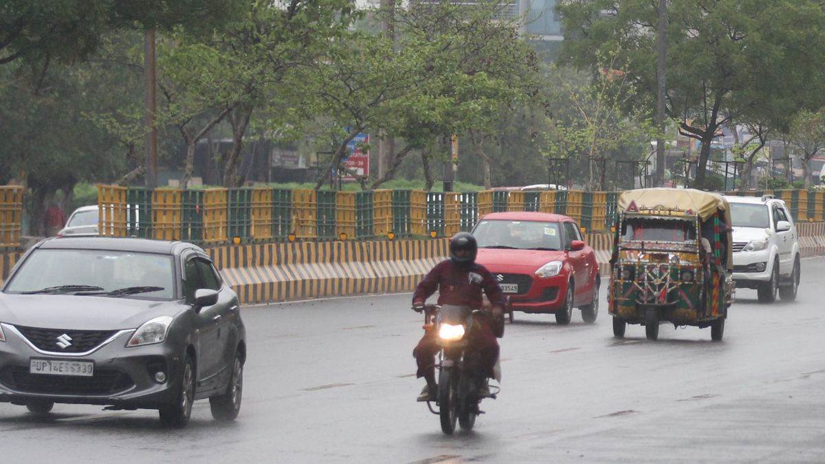 Delhi Weather: एनसीआर में बदला मौसम, दिल्ली, नोएडा और गुरुग्राम में तेज बारिश ने दिलाई उमस से राहत