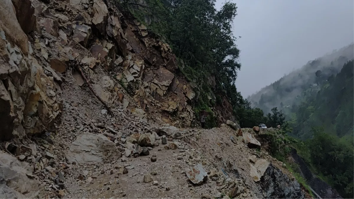 Uttarakhand News: पिथौरागढ़ भारी बारिश से थल-सातशिलिंग मार्ग फिर बाधित, पत्थर गिरने से तीन घंटे रहा बंद