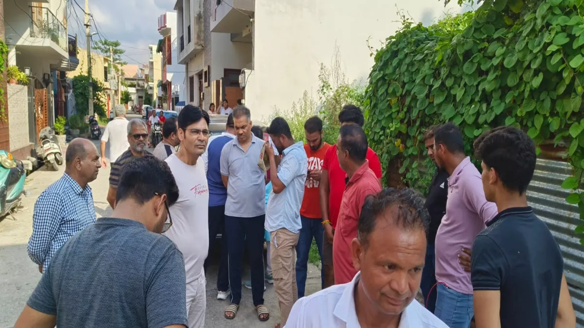 Bijnor News : रिटायर्ड इंजीनियर ने आवारा कुत्ते को गोली मारकर मौत के घाट उतारा, कालोनी में दहशत का माहौल
