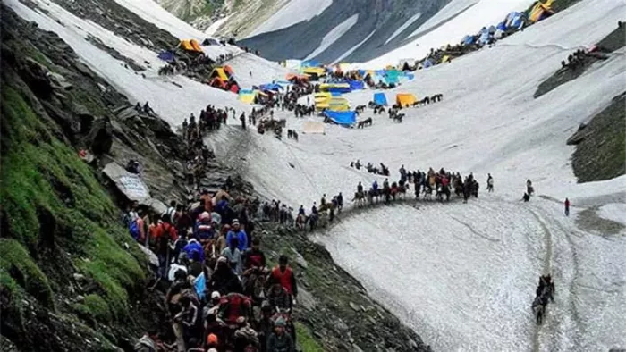 अमरनाथ की पवित्र गुफा में विराजमान भोले के दर्शनों को जाते श्रद्धालु। फाइल फोटो।