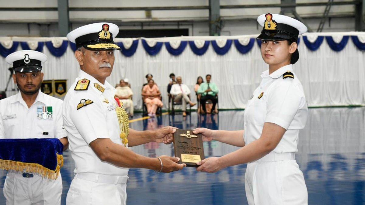 https://www.jagranimages.com/images/newimg/04072025/04_07_2025-astha_puniya_navy_pilot_23975512.jpg