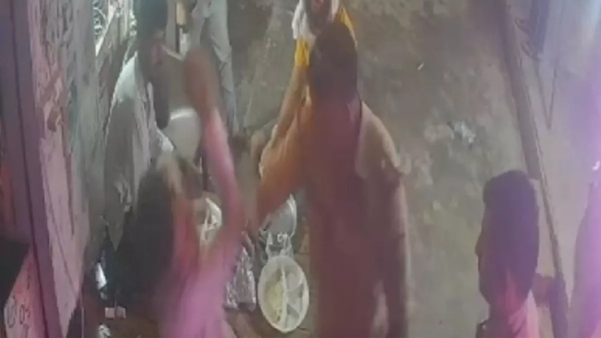 Auraiya News: चौकी प्रभारी की दबंगई, व्यापारी को जड़ा थप्पड़, Video Viral