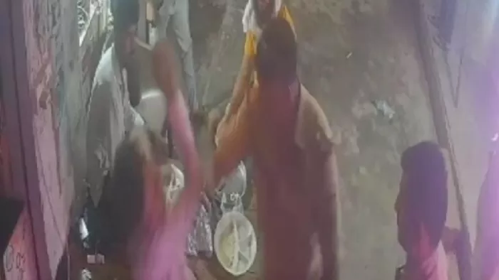 सीसीटीवी में व्यापारी को थप्पड़ जड़ता दिख रहा चौकी प्रभारी। इंटरनेट मीडिया