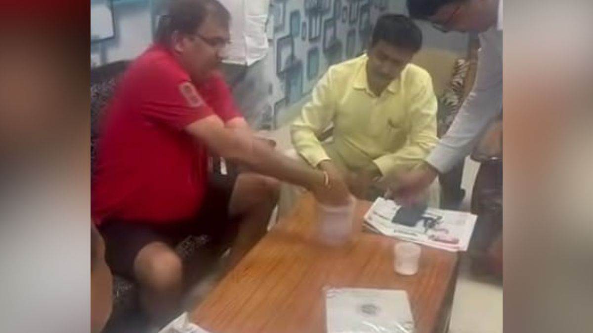 ncr civil surgeon caught red handed taking bribe in palwal huge amount recovered from cupboard