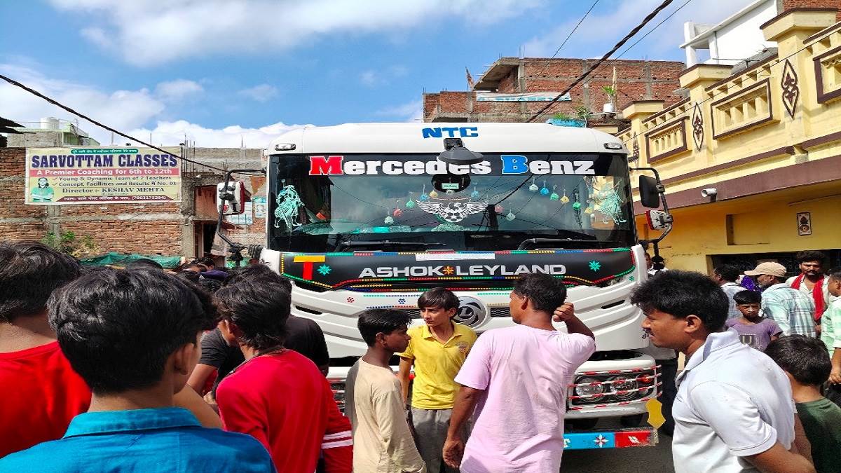 bike rider from sitamarhi died after being hit by a truck loaded with iron rods in jaale darbhanga news