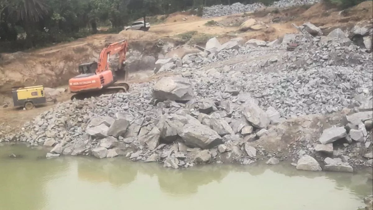 बलियापुर में खनन कार्य के दौरान हैवी ब्लास्टिंग से खेत में गिरा बोल्डर, ग्रामीणों में आक्रोश