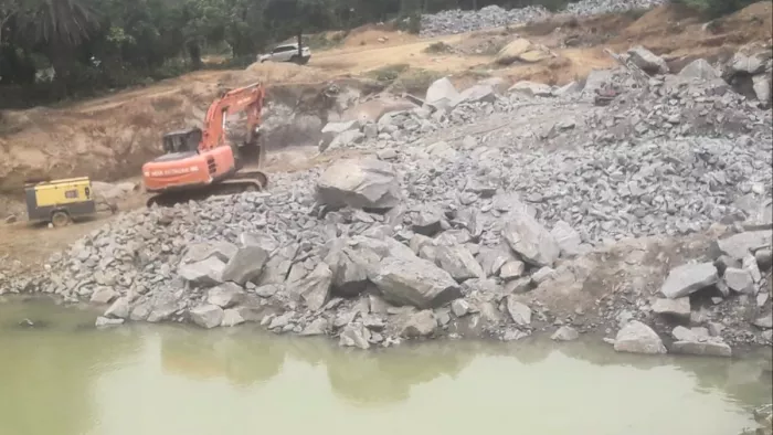 बलियापुर में पत्थर खनन कार्य के दौरान खेत में गिरा पत्थर। (जागरण)