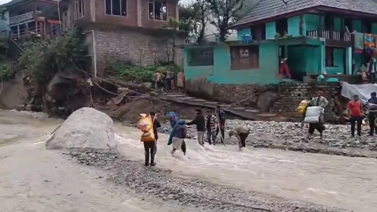 हिमाचल में बारिश-बाढ़ से अबतक 69 लोगों की मौत; CM सुक्खू का एलान- बेघर लोगों को 5 हजार रुपये देगी सरकार