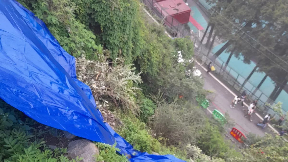 Himachal News: शिमला के कालीबाड़ी मंदिर मार्ग पर भूस्खलन, पहाड़ों से गिर रहे पत्थर; खतरे में दुकानें