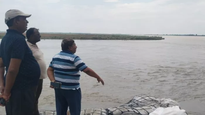 अधिकारी स्थिति पर बनाए हुए हैं नजर। (जागरण)