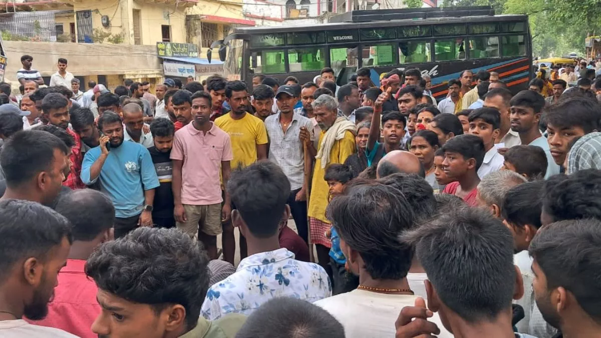 रोहतास में ट्रक की चपेट में आने से बाइक सवार युवक की मौत, गुस्साए लोगों ने किया सड़क जाम