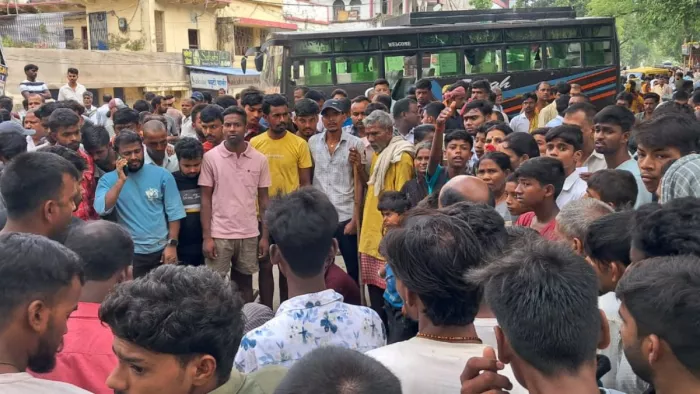 घटनास्थल पर लगी लोगों की भीड़। (जागरण)