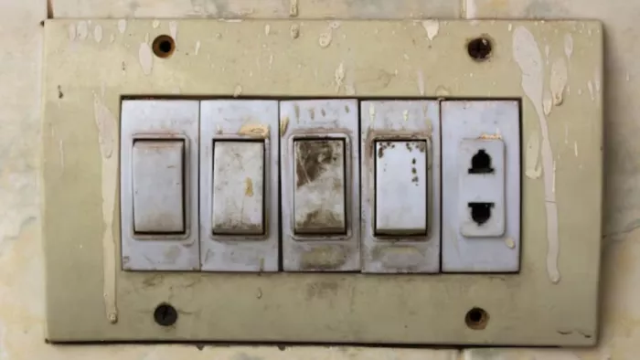 Switch Board को कैसे करें साफ (Image Credit- Freepik)