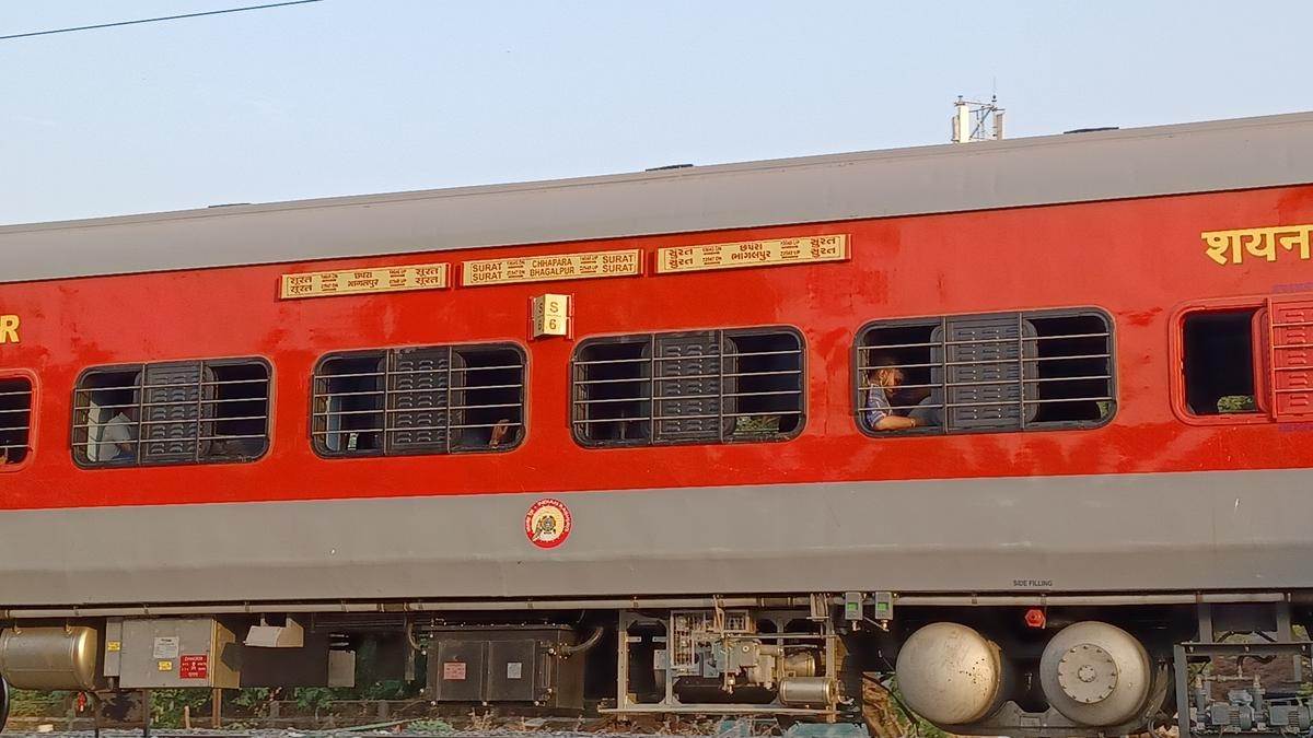 https://www.jagranimages.com/images/newimg/04072025/04_07_2025-tapti_ganga_express_23975342.jpg