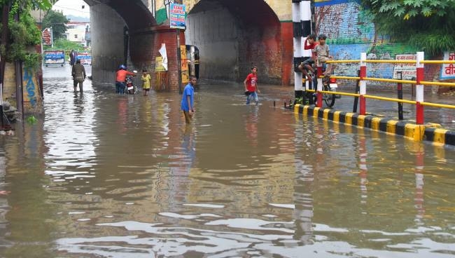 बारिश से शहर पानी-पानी, निचले इलाकों में जलभराव से दिक्कतें