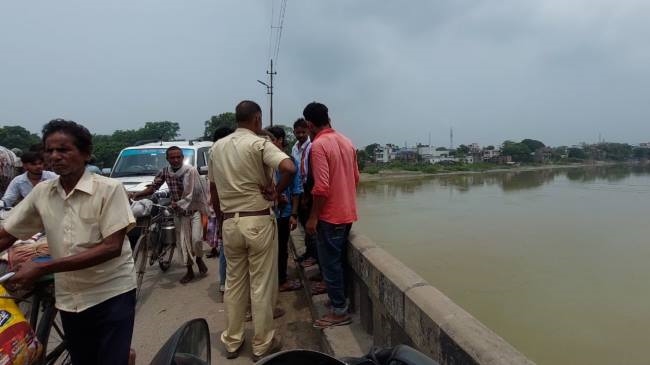 अखाड़ाघाट पुल से युवक ने बूढ़ी गंडक में लगाई छलांग, खोज शुरू - jumped in  river at akharaghat bridge - Bihar Muzaffarpur Local News