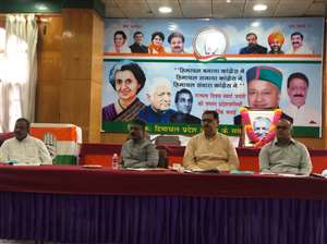 शिमला में बैठक के दौरान हिमाचल कांग्रेस मामलों के सह प्रभारी संजय दत्त व अन्&zwj;य नेता।